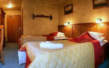 Фото номера Двухместный номер с 2 отдельными кроватями и балконом Отель Hotel Kotarz Spa&amp;Wellness г. Бренна 5